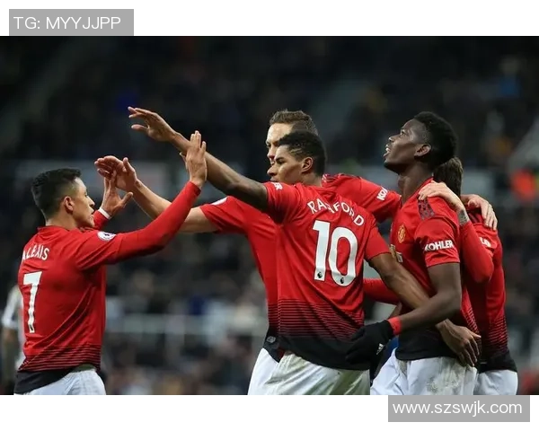 曼联纪念足球的历史传承与球迷情怀的深刻交融 曼联纪念足球的历史传承与球迷情怀的深刻交融